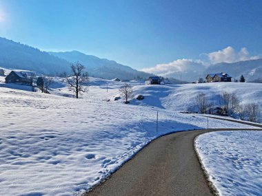 Obertoggenburg Vadisi 'nin yukarısındaki kırsal dağlık yol boyunca ve Alpstein dağ sırasının yamaçlarında - Nesslau, İsviçre (Schweiz)