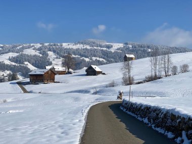 Obertoggenburg Vadisi 'nin yukarısındaki kırsal dağlık yol boyunca ve Alpstein dağ sırasının yamaçlarında - Nesslau, İsviçre (Schweiz)