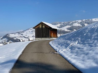 Obertoggenburg Vadisi 'nin yukarısındaki kırsal dağlık yol boyunca ve Alpstein dağ sırasının yamaçlarında - Nesslau, İsviçre (Schweiz)