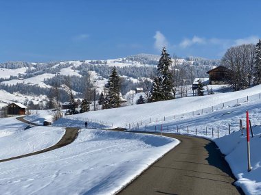 Obertoggenburg Vadisi 'nin yukarısındaki kırsal dağlık yol boyunca ve Alpstein dağ sırasının yamaçlarında - Nesslau, İsviçre (Schweiz)