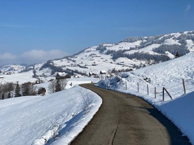 Obertoggenburg Vadisi 'nin yukarısındaki kırsal dağlık yol boyunca ve Alpstein dağ sırasının yamaçlarında - Nesslau, İsviçre (Schweiz)