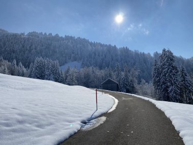 Obertoggenburg Vadisi 'nin yukarısındaki kırsal dağlık yol boyunca ve Alpstein dağ sırasının yamaçlarında - Nesslau, İsviçre (Schweiz)