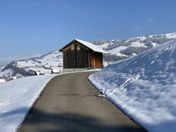 オベルトッゲンブルク渓谷の上の山岳地帯やアルプシュタイン山脈の斜面に沿って冬の雪が積もっています スイス ネスラウ スイス — ストック写真