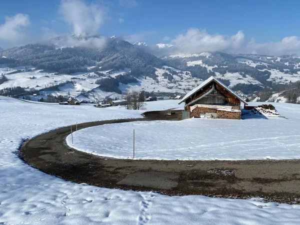 オベルトッゲンブルク渓谷の上の山岳地帯やアルプシュタイン山脈の斜面に沿って冬の雪が積もっています スイス ネスラウ スイス — ストック写真