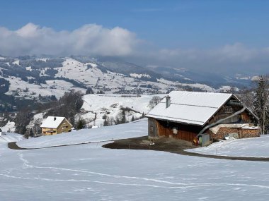 İsviçre çayırlarındaki yerli dağ kulübeleri ve ahşap ahırlar taze beyaz kar örtüsüyle kaplıdır, Nesslau - Obertoggenburg, İsviçre (Schweiz)