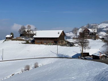 İsviçre çayırlarındaki yerli dağ kulübeleri ve ahşap ahırlar taze beyaz kar örtüsüyle kaplıdır, Nesslau - Obertoggenburg, İsviçre (Schweiz)