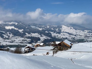 İsviçre çayırlarındaki yerli dağ kulübeleri ve ahşap ahırlar taze beyaz kar örtüsüyle kaplıdır, Nesslau - Obertoggenburg, İsviçre (Schweiz)