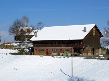 İsviçre çayırlarındaki yerli dağ kulübeleri ve ahşap ahırlar taze beyaz kar örtüsüyle kaplıdır, Nesslau - Obertoggenburg, İsviçre (Schweiz)