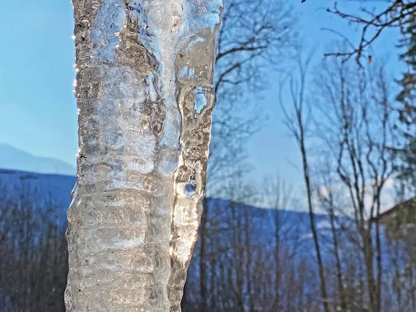 Eiszapfen Und Gefrorene Wasserformationen Strengen Wintern Auf Den Felsen Des — Stockfoto