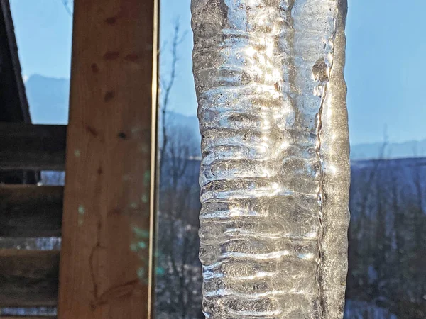 Eiszapfen Und Gefrorene Wasserformationen Strengen Wintern Auf Den Felsen Des — Stockfoto