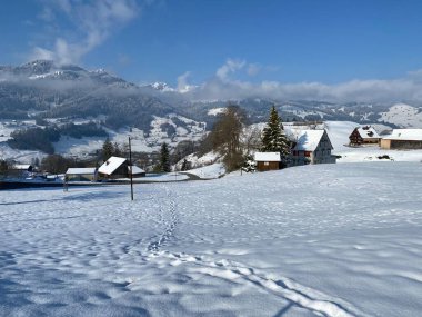 Alpstein ve Churfirsten dağ kitleleri, Nesslau - Obertoggenburg bölgesi, İsviçre / Schweiz arasındaki Thur nehir vadisinde (veya Thurtal) kar yağışı görülür.