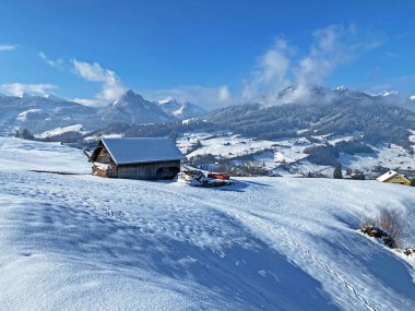 Alpstein ve Churfirsten dağ kitleleri, Nesslau - Obertoggenburg bölgesi, İsviçre / Schweiz arasındaki Thur nehir vadisinde (veya Thurtal) kar yağışı görülür.