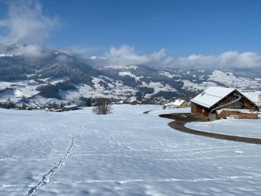 Alpstein ve Churfirsten dağ kitleleri, Nesslau - Obertoggenburg bölgesi, İsviçre / Schweiz arasındaki Thur nehir vadisinde (veya Thurtal) kar yağışı görülür.