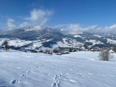 Alpstein ve Churfirsten dağ kitleleri, Nesslau - Obertoggenburg bölgesi, İsviçre / Schweiz arasındaki Thur nehir vadisinde (veya Thurtal) kar yağışı görülür.