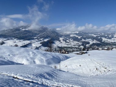 Alpstein ve Churfirsten dağ kitleleri, Nesslau - Obertoggenburg bölgesi, İsviçre / Schweiz arasındaki Thur nehir vadisinde (veya Thurtal) kar yağışı görülür.
