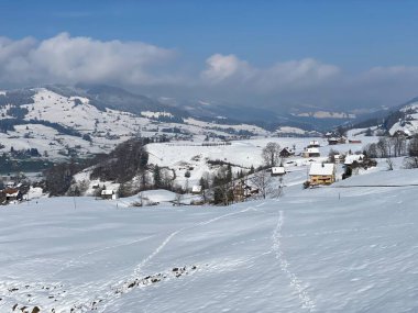Alpstein ve Churfirsten dağ kitleleri, Nesslau - Obertoggenburg bölgesi, İsviçre / Schweiz arasındaki Thur nehir vadisinde (veya Thurtal) kar yağışı görülür.