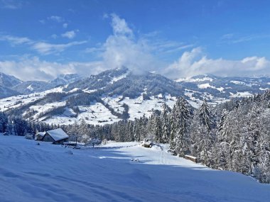 Alpstein ve Churfirsten dağ kitleleri, Nesslau - Obertoggenburg bölgesi, İsviçre / Schweiz arasındaki Thur nehir vadisinde (veya Thurtal) kar yağışı görülür.