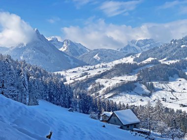 Alpstein ve Churfirsten dağ kitleleri, Nesslau - Obertoggenburg bölgesi, İsviçre / Schweiz arasındaki Thur nehir vadisinde (veya Thurtal) kar yağışı görülür.