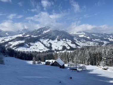 Alpstein ve Churfirsten dağ kitleleri, Nesslau - Obertoggenburg bölgesi, İsviçre / Schweiz arasındaki Thur nehir vadisinde (veya Thurtal) kar yağışı görülür.