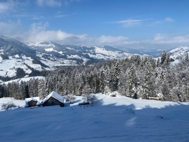 Alpstein ve Churfirsten dağ kitleleri, Nesslau - Obertoggenburg bölgesi, İsviçre / Schweiz arasındaki Thur nehir vadisinde (veya Thurtal) kar yağışı görülür.