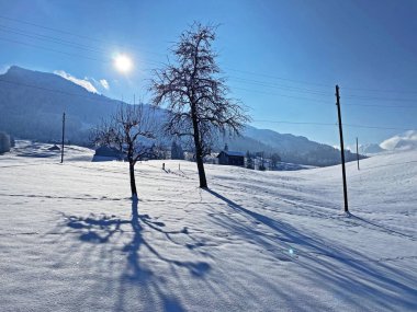Obertoggenburg Bölgesi, Nesslau - İsviçre / Schweiz 'deki Churfirsten Dağları' nın karlı yamaçlarında güneş ışığı ve gölgenin büyülü bir oyunu.