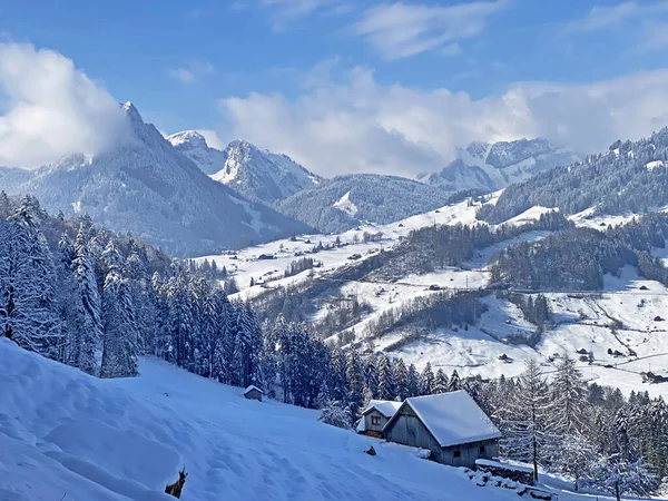 Alpstein ve Churfirsten dağ kitleleri, Nesslau - Obertoggenburg bölgesi, İsviçre / Schweiz arasındaki Thur nehir vadisinde (veya Thurtal) kar yağışı görülür.