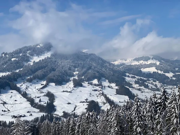Alpstein ve Churfirsten dağ kitleleri, Nesslau - Obertoggenburg bölgesi, İsviçre / Schweiz arasındaki Thur nehir vadisinde (veya Thurtal) kar yağışı görülür.