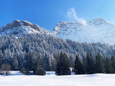 Peri masalı dağ atmosferi ve kar kaplı alp zirvesi Stockberg (1781 m) Alpstein dağ kütlesi, Nesslau - Obertoggenburg bölgesi, İsviçre (Schweiz)