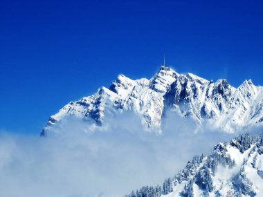 Alpstein dağlarında ve Appenzell Alpleri 'nde kar tepeli alp zirvesi Santis (veya Saentis, 2502 m), Alt St. Johann - St. Gallen Kantonu, İsviçre / Schweiz