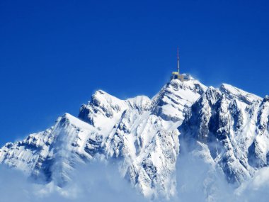 Alpstein dağlarında ve Appenzell Alpleri 'nde kar tepeli alp zirvesi Santis (veya Saentis, 2502 m), Alt St. Johann - St. Gallen Kantonu, İsviçre / Schweiz