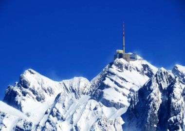 Alpstein dağlarında ve Appenzell Alpleri 'nde kar tepeli alp zirvesi Santis (veya Saentis, 2502 m), Alt St. Johann - St. Gallen Kantonu, İsviçre / Schweiz