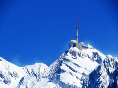 Alpstein dağlarında ve Appenzell Alpleri 'nde kar tepeli alp zirvesi Santis (veya Saentis, 2502 m), Alt St. Johann - St. Gallen Kantonu, İsviçre / Schweiz