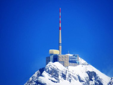 Alpstein dağlarında ve Appenzell Alpleri 'nde kar tepeli alp zirvesi Santis (veya Saentis, 2502 m), Alt St. Johann - St. Gallen Kantonu, İsviçre / Schweiz