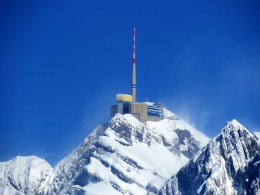 Alpstein dağlarında ve Appenzell Alpleri 'nde kar tepeli alp zirvesi Santis (veya Saentis, 2502 m), Alt St. Johann - St. Gallen Kantonu, İsviçre / Schweiz