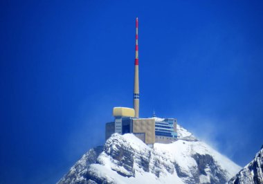 Alpstein dağlarında ve Appenzell Alpleri 'nde kar tepeli alp zirvesi Santis (veya Saentis, 2502 m), Alt St. Johann - St. Gallen Kantonu, İsviçre / Schweiz