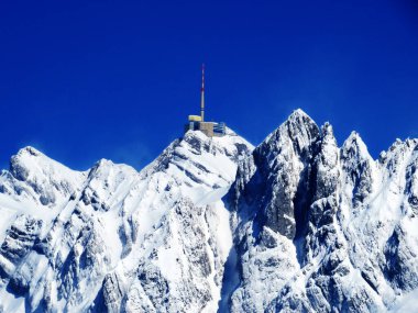 Alpstein dağlarında ve Appenzell Alpleri 'nde kar tepeli alp zirvesi Santis (veya Saentis, 2502 m), Alt St. Johann - St. Gallen Kantonu, İsviçre / Schweiz