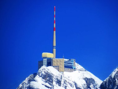 Alpstein dağlarında ve Appenzell Alpleri 'nde kar tepeli alp zirvesi Santis (veya Saentis, 2502 m), Alt St. Johann - St. Gallen Kantonu, İsviçre / Schweiz