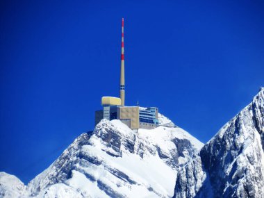 Alpstein dağlarında ve Appenzell Alpleri 'nde kar tepeli alp zirvesi Santis (veya Saentis, 2502 m), Alt St. Johann - St. Gallen Kantonu, İsviçre / Schweiz