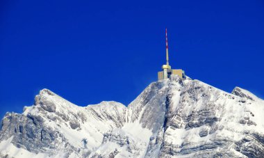 Alpstein dağlarında ve Appenzell Alpleri 'nde kar tepeli alp zirvesi Santis (veya Saentis, 2502 m), Alt St. Johann - St. Gallen Kantonu, İsviçre / Schweiz