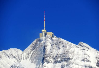 Alpstein dağlarında ve Appenzell Alpleri 'nde kar tepeli alp zirvesi Santis (veya Saentis, 2502 m), Alt St. Johann - St. Gallen Kantonu, İsviçre / Schweiz