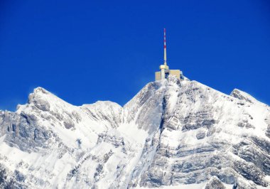 Alpstein dağlarında ve Appenzell Alpleri 'nde kar tepeli alp zirvesi Santis (veya Saentis, 2502 m), Alt St. Johann - St. Gallen Kantonu, İsviçre / Schweiz