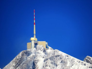 Alpstein dağlarında ve Appenzell Alpleri 'nde kar tepeli alp zirvesi Santis (veya Saentis, 2502 m), Alt St. Johann - St. Gallen Kantonu, İsviçre / Schweiz