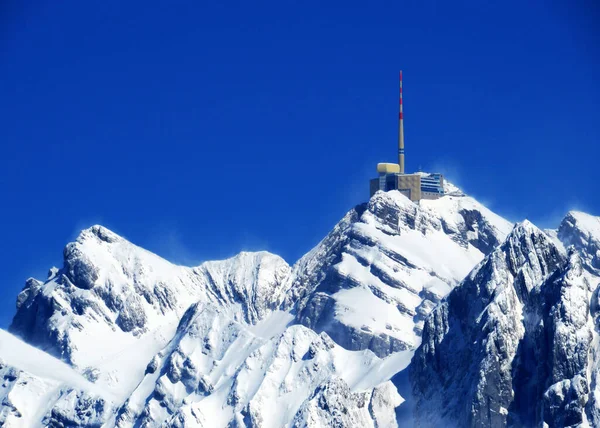 Alpstein dağlarında ve Appenzell Alpleri 'nde kar tepeli alp zirvesi Santis (veya Saentis, 2502 m), Alt St. Johann - St. Gallen Kantonu, İsviçre / Schweiz