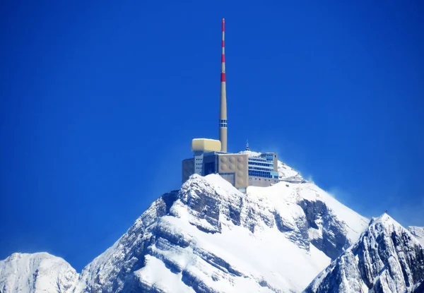 Alpstein dağlarında ve Appenzell Alpleri 'nde kar tepeli alp zirvesi Santis (veya Saentis, 2502 m), Alt St. Johann - St. Gallen Kantonu, İsviçre / Schweiz