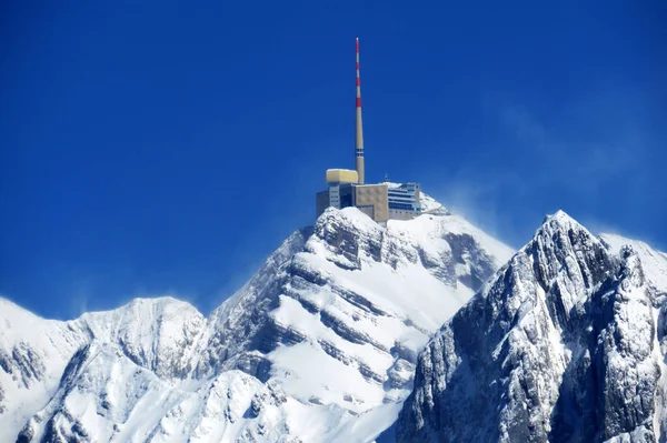 Alpstein dağlarında ve Appenzell Alpleri 'nde kar tepeli alp zirvesi Santis (veya Saentis, 2502 m), Alt St. Johann - St. Gallen Kantonu, İsviçre / Schweiz