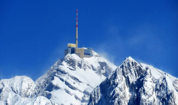 Alpstein dağlarında ve Appenzell Alpleri 'nde kar tepeli alp zirvesi Santis (veya Saentis, 2502 m), Alt St. Johann - St. Gallen Kantonu, İsviçre / Schweiz
