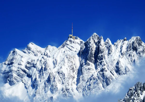 Alpstein dağlarında ve Appenzell Alpleri 'nde kar tepeli alp zirvesi Santis (veya Saentis, 2502 m), Alt St. Johann - St. Gallen Kantonu, İsviçre / Schweiz