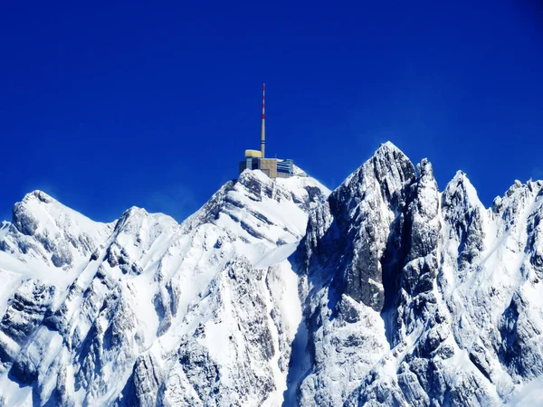 Alpstein dağlarında ve Appenzell Alpleri 'nde kar tepeli alp zirvesi Santis (veya Saentis, 2502 m), Alt St. Johann - St. Gallen Kantonu, İsviçre / Schweiz