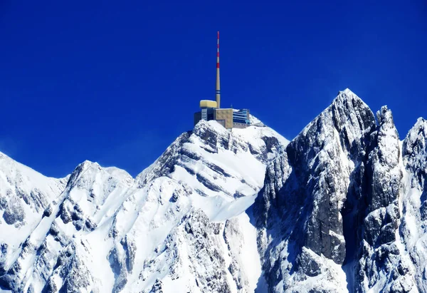 Alpstein dağlarında ve Appenzell Alpleri 'nde kar tepeli alp zirvesi Santis (veya Saentis, 2502 m), Alt St. Johann - St. Gallen Kantonu, İsviçre / Schweiz