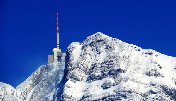 Alpstein dağlarında ve Appenzell Alpleri 'nde kar tepeli alp zirvesi Santis (veya Saentis, 2502 m), Alt St. Johann - St. Gallen Kantonu, İsviçre / Schweiz